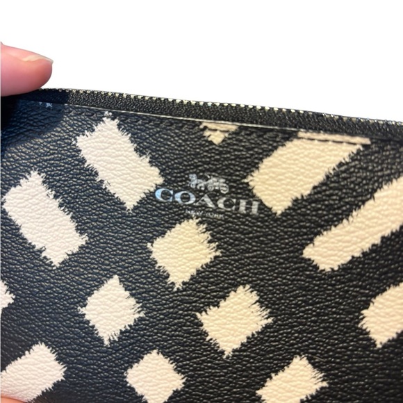 Coach Wild Plaid Black and Cream Geometric Wristlet — New without Tags - Picture 5 of 12